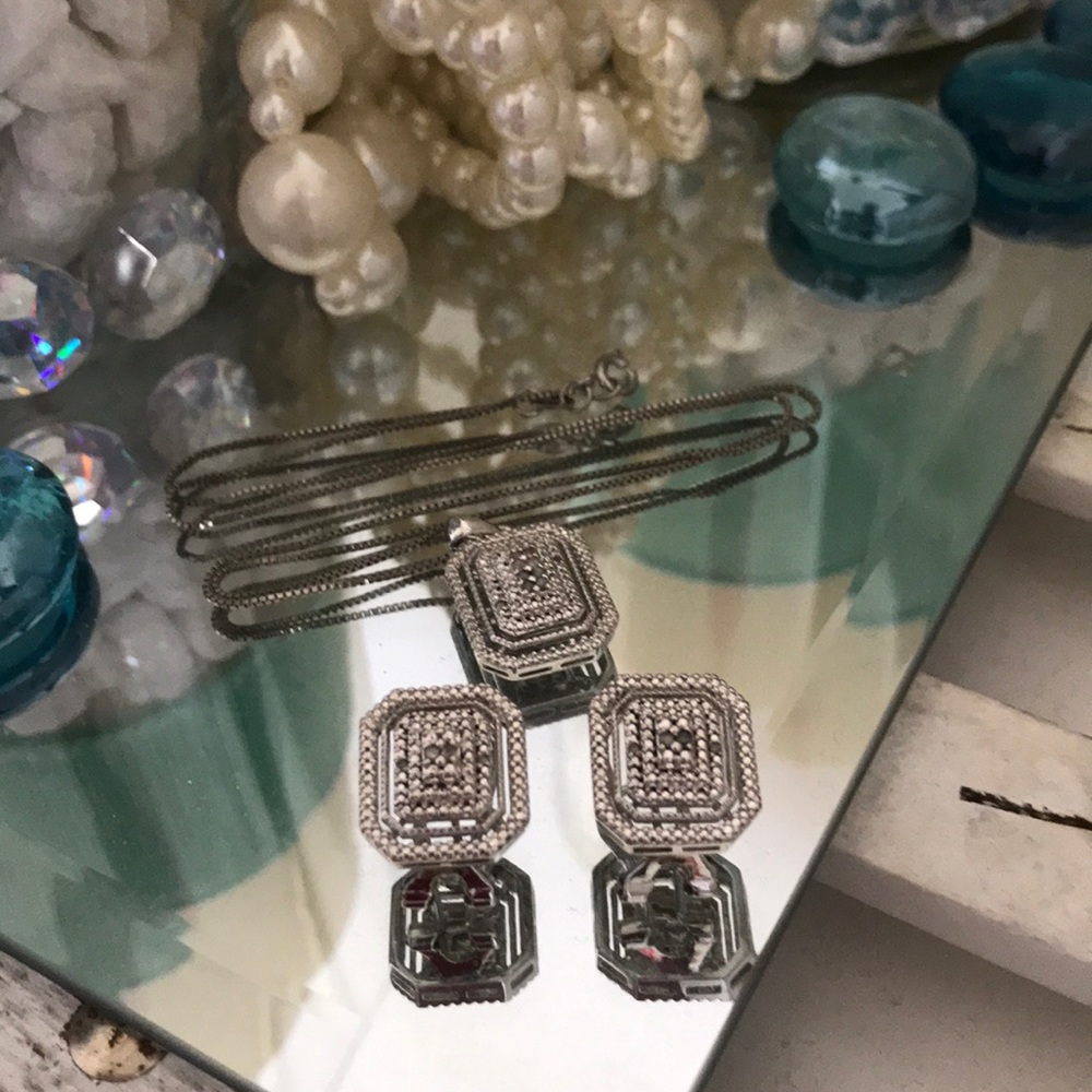 Excellent Condition 0.25 diamond necklace set